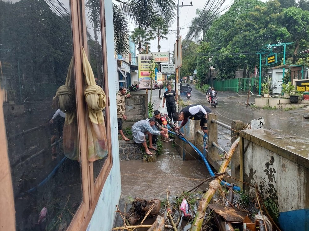 Cegah Banjir, Babinsa Tunggulwulung dan Warga Bersihkan Aliran Sungai