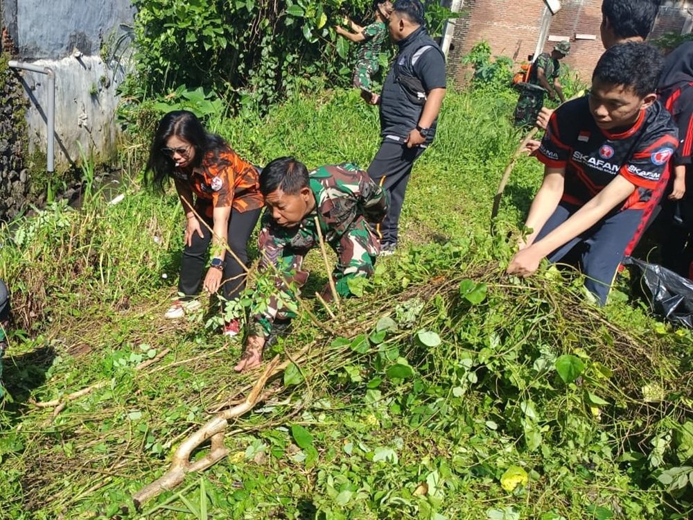 Hari Juang TNI AD, Kodim 0833 Kota Malang Bersama Masyarakat Laksanakan Karya Bakti Antisipasi Banjir