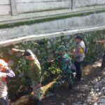 Cegah Banjir, Koramil 0833-03/Blimbing Bersama Warga Bersihkan Kali Grendel
