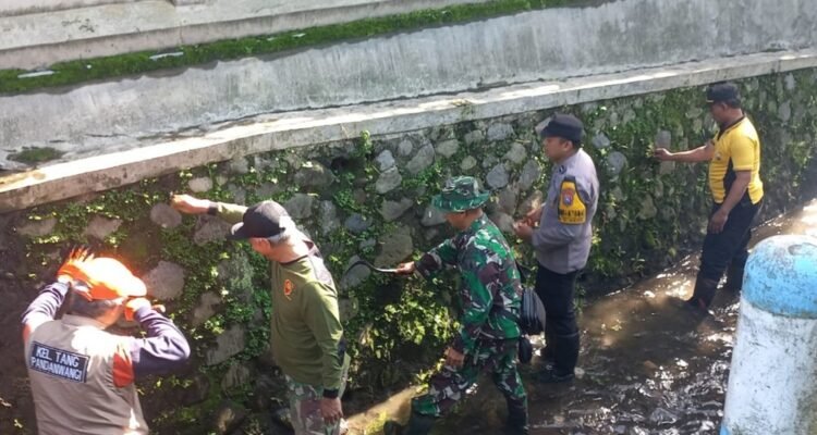 Cegah Banjir, Koramil 0833-03/Blimbing Bersama Warga Bersihkan Kali Grendel