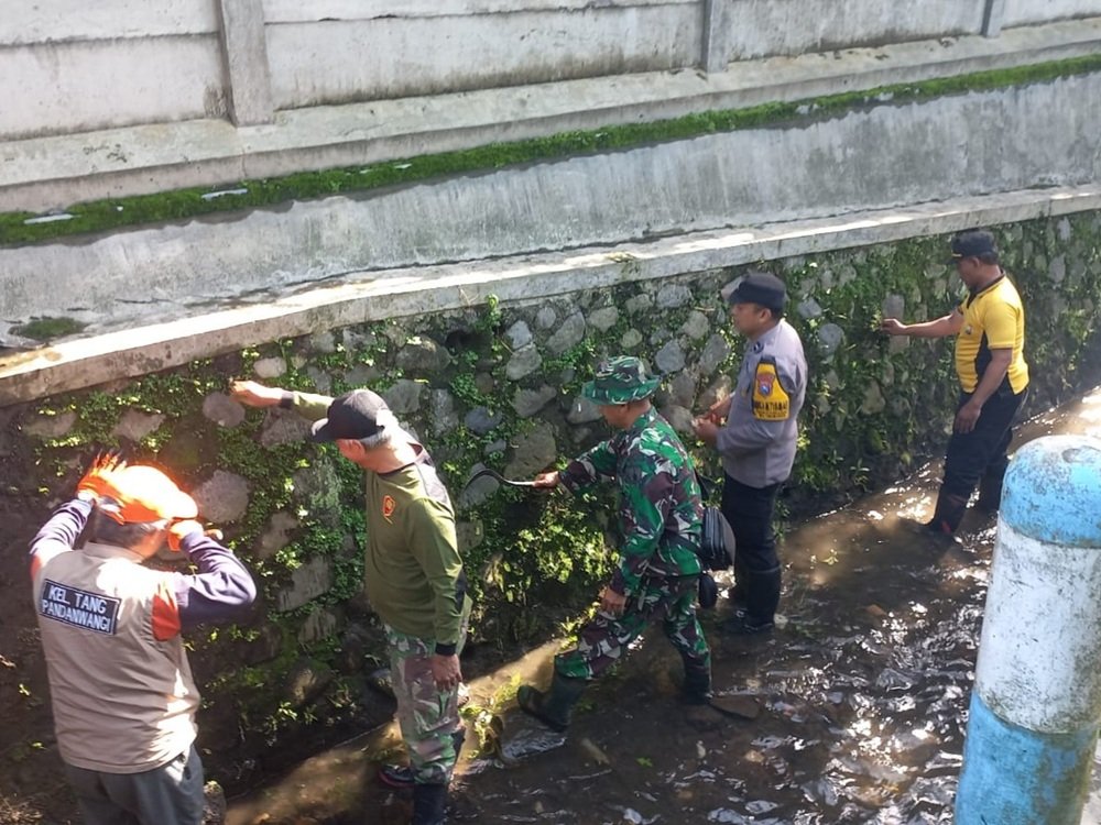 Cegah Banjir, Koramil 0833-03/Blimbing Bersama Warga Bersihkan Kali Grendel