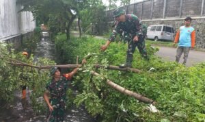 Langkah Mitigasi Bencana Koramil Blimbing bersama Warga Pembersihan Sedimen Sungai