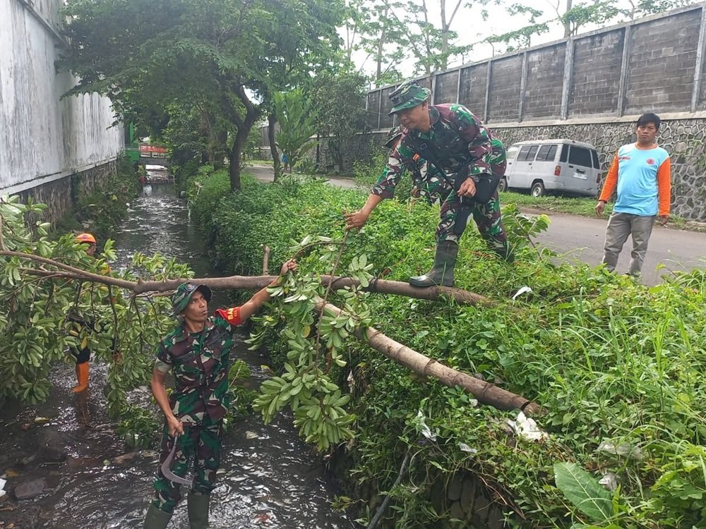 Langkah Mitigasi Bencana Koramil Blimbing bersama Warga Pembersihan Sedimen Sungai