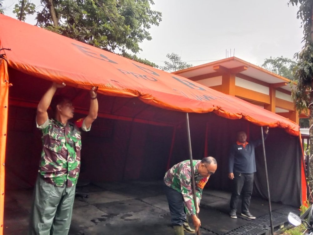 Koramil Kedungkandang Kerahkan Personel Siaga, Pantau Cuaca Ekstrem dan Bantu BPBD Dirikan Posko Bencana