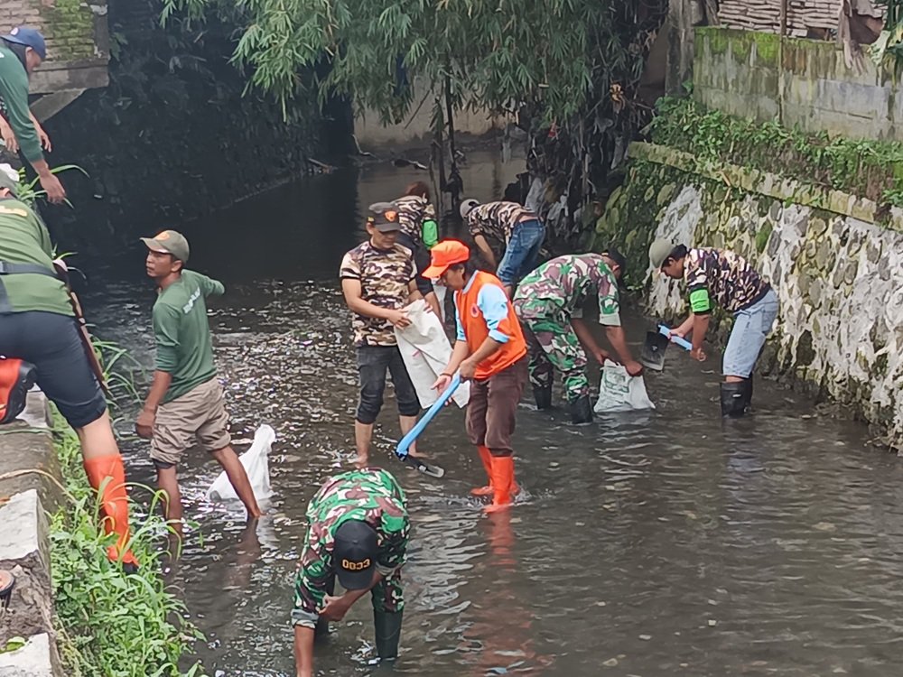 Koramil 0833-04/Sukun Bersama Warga Gelar Kerja Bakti Pembersihan dan Normalisasi Sungai
