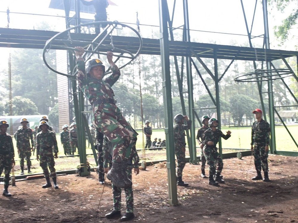 Kaskostrad suntik semangat prajurit yang sedang Latihan Para