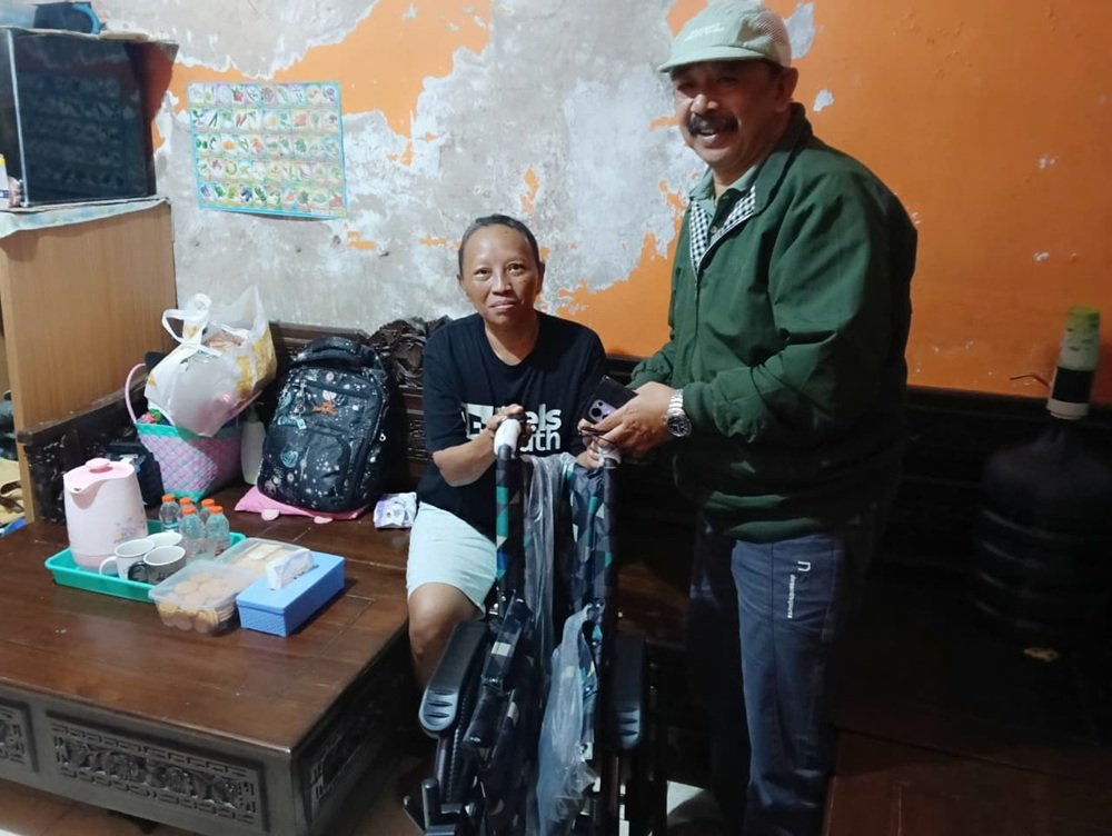 Legislator PKB Kota Malang Bantu Kursi Roda untuk Pasien Amputasi Warga Jl Bromo
