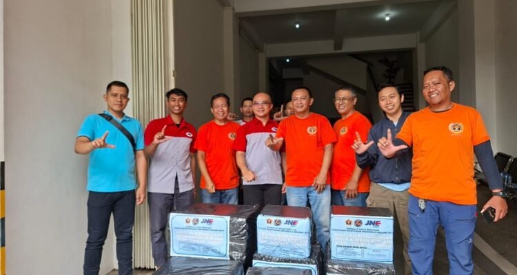 JSB PWI Malang Raya Gandeng JNE Salurkan Bantuan Banjir Sumatera