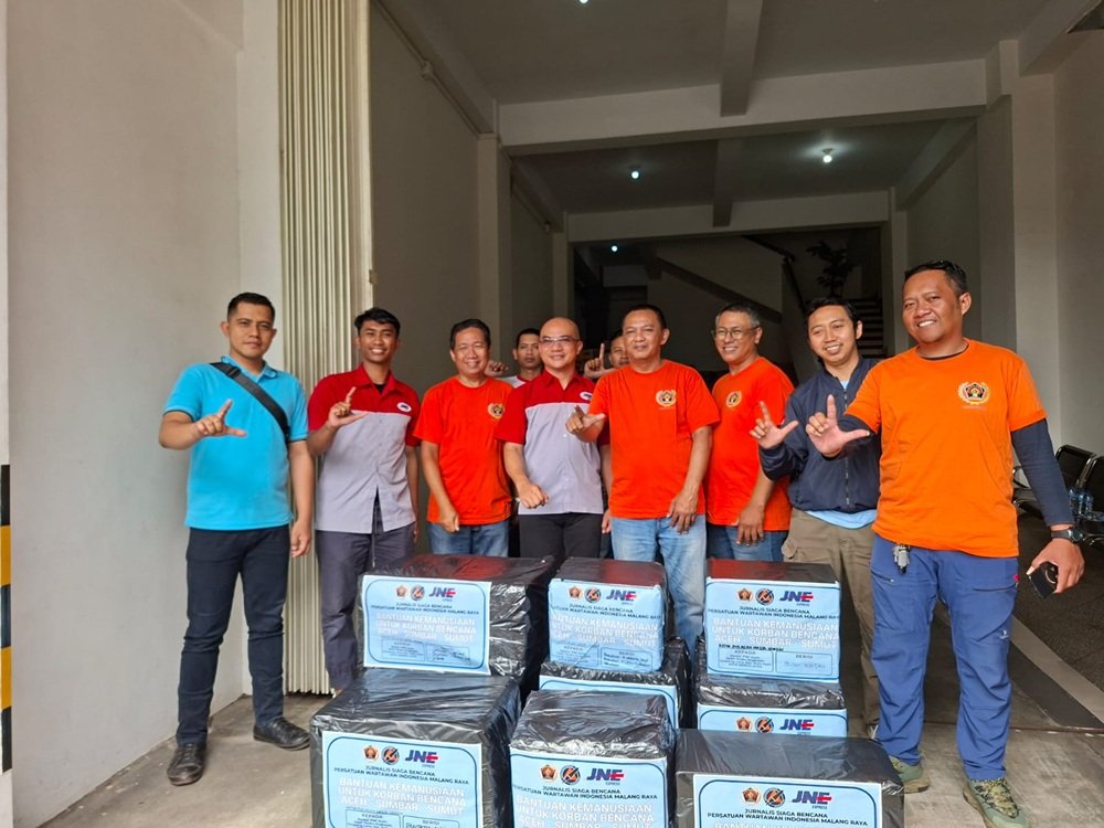 JSB PWI Malang Raya Gandeng JNE Salurkan Bantuan Banjir Sumatera