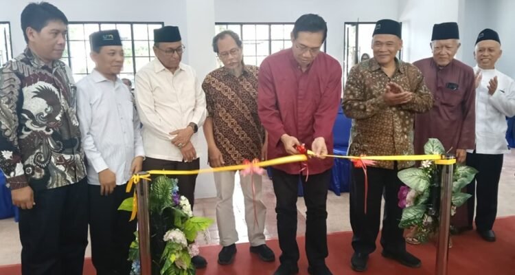 Pemotongan Pita Wujud Penghormatan Tokoh Pendiri dan Penguatan Kemandirian Kampus, UM Resmikan Hotel H.S. Adam Bachtiar di Akhir 2025