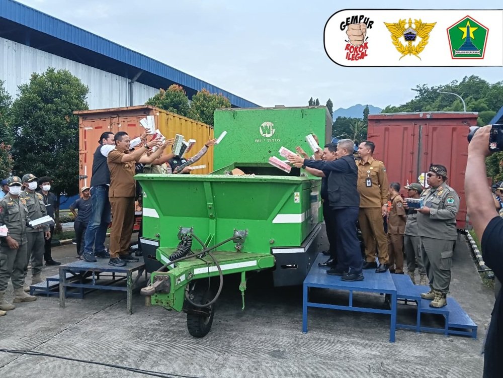 Jamin Transparansi dan Efek Jera, 2,6 Juta Rokok Ilegal Dimusnahkan di TPA Supit Urang