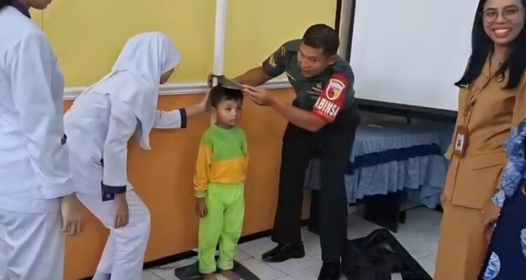 Wujud Kepedulian Kesehatan Anak, Babinsa Lowokwaru Dampingi Posyandu Balita