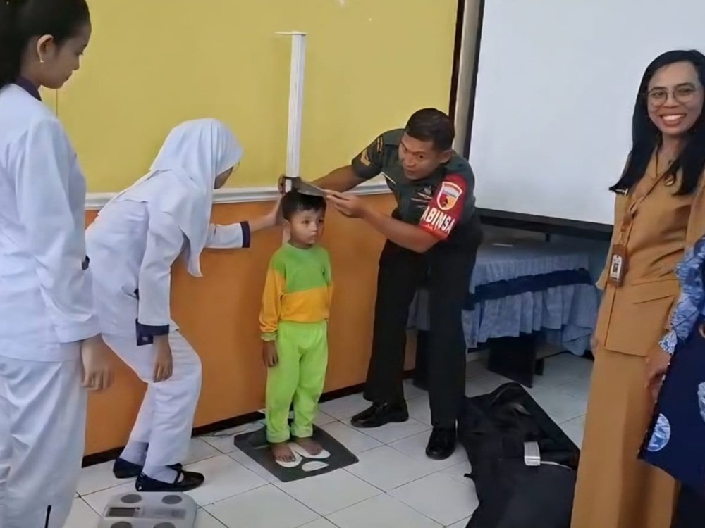 Wujud Kepedulian Kesehatan Anak, Babinsa Lowokwaru Dampingi Posyandu Balita
