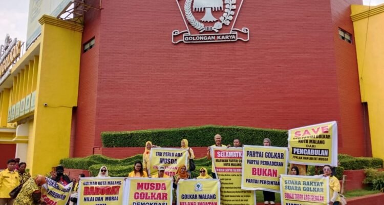 Musda Diduga Janggal, Kader Golkar Kota Malang Gelar Aksi Protes di DPD Golkar Jatim