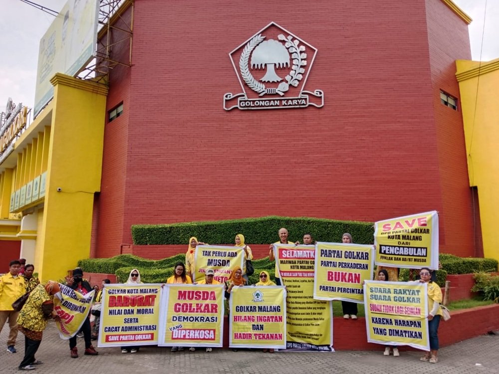 Musda Diduga Janggal, Kader Golkar Kota Malang Gelar Aksi Protes di DPD Golkar Jatim