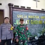 Sinergi Babinsa Gadang dan Bhabinkamtibmas Amankan Ibadah Umat Kristiani di Gereja Jawi Wetan