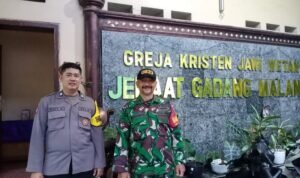 Sinergi Babinsa Gadang dan Bhabinkamtibmas Amankan Ibadah Umat Kristiani di Gereja Jawi Wetan Sinergi Babinsa Gadang dan Bhabinkamtibmas Amankan Ibadah Umat Kristiani di Gereja Jawi Wetan