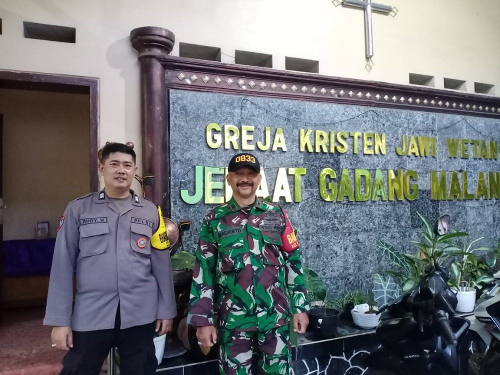 Sinergi Babinsa Gadang dan Bhabinkamtibmas Amankan Ibadah Umat Kristiani di Gereja Jawi Wetan