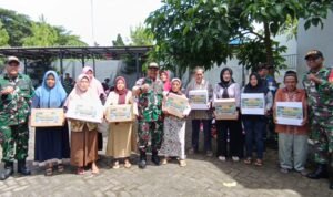 Kodim 0833/Kota Malang melalui Koramil Sukun Salurkan Bansos Sembako di Check Point Tonting Yudha Wastu Pramuka