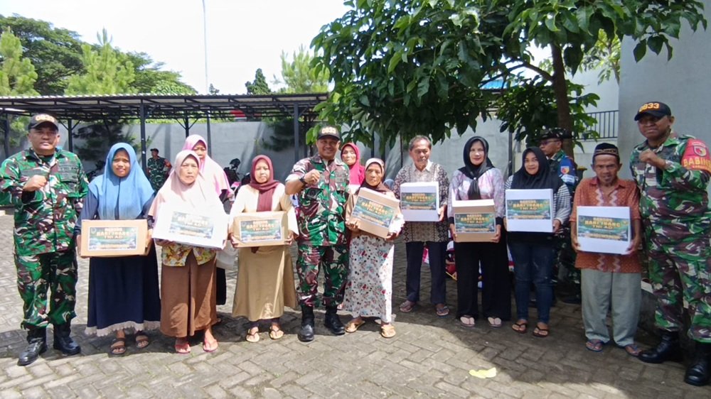Kodim 0833/Kota Malang melalui Koramil Sukun Salurkan Bansos Sembako di Check Point Tonting Yudha Wastu Pramuka
