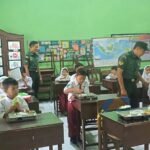 Babinsa Koramil 0833-01/Klojen dampingi pendistribusian MBG di SDN Kiduldalem 1 (Djoko W) Babinsa Klojen Dampingi Distribusi Makan Bergizi Gratis di SDN Kiduldalem 1