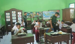 Babinsa Koramil 0833-01/Klojen dampingi pendistribusian MBG di SDN Kiduldalem 1 (Djoko W) Babinsa Klojen Dampingi Distribusi Makan Bergizi Gratis di SDN Kiduldalem 1