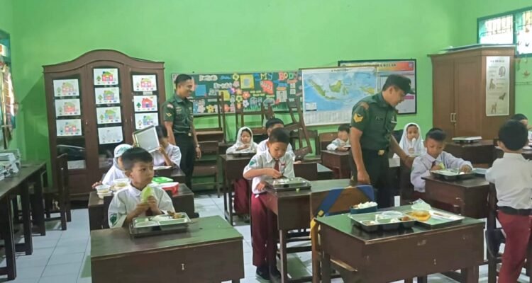 Babinsa Klojen Dampingi Distribusi Makan Bergizi Gratis di SDN Kiduldalem 1
