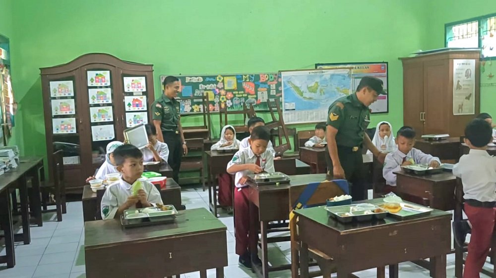 Babinsa Klojen Dampingi Distribusi Makan Bergizi Gratis di SDN Kiduldalem 1