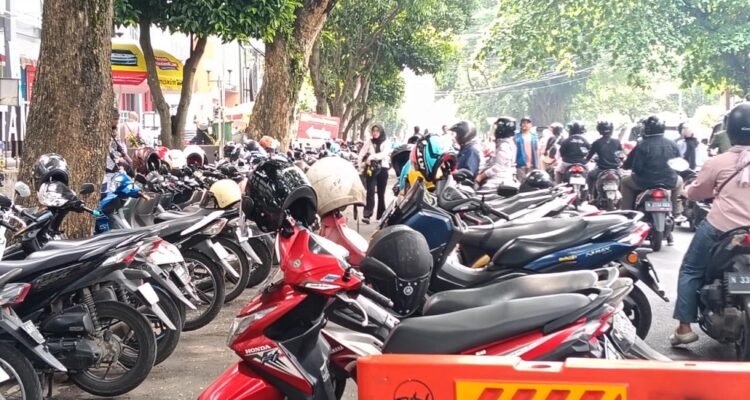 Parkir di sekitar alun alun jl.Merdeka (Djoko W) Jawab Keluhan Parkir, Dishub Kota Malang Awasi Ketat Jukir Nakal Menjelang Nataru