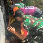 Babinsa Purwantoro bersama Warga Pasang Bronjong Kawat untuk Antisipasi Banjir