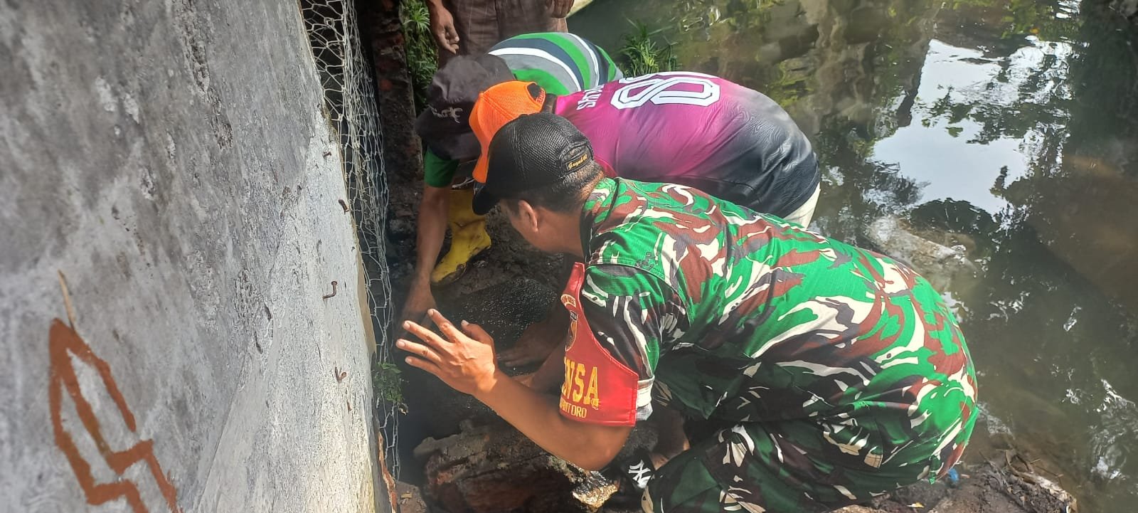 Babinsa Purwantoro bersama Warga Pasang Bronjong Kawat untuk Antisipasi Banjir