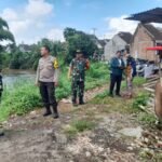 Babinsa Koramil Kedungkandang Tinjau Aliran Sungai Bersama Posko Siaga Bencana