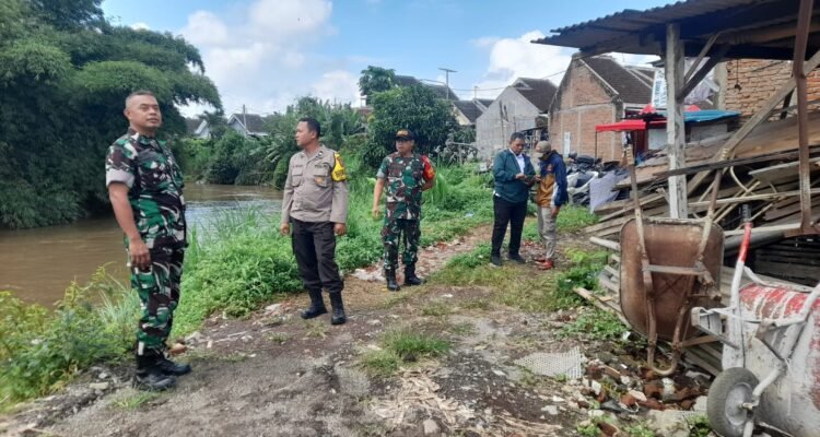 Babinsa Koramil Kedungkandang Tinjau Aliran Sungai Bersama Posko Siaga Bencana
