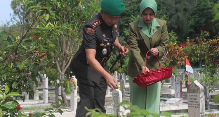 Ziarah Rombongan Hari Juang TNI AD 2025, Dandim 0833 Tunjukkan Penghormatan pada Para Pahlawan