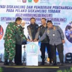 pariwara 17 Perkuat Keamanan Lingkungan, Wali Kota Malang Beri Penghargaan Pemenang Siskamling "Jogo Kampung Berkelas