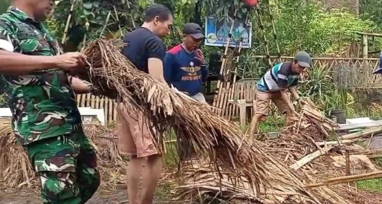 Babinsa Arjosari Babinsa Arjosari Bersama Warga Gelar Kerja Bakti Pembongkaran Gazebo