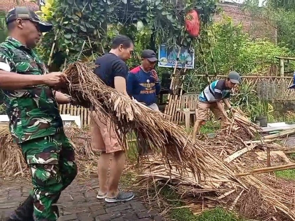 Babinsa Arjosari Bersama Warga Gelar Kerja Bakti Pembongkaran Gazebo