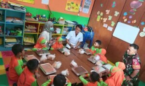 Babinsa Bandungrejosari Dampingi Distribusi Makanan Bergizi Gratis di Sekolah