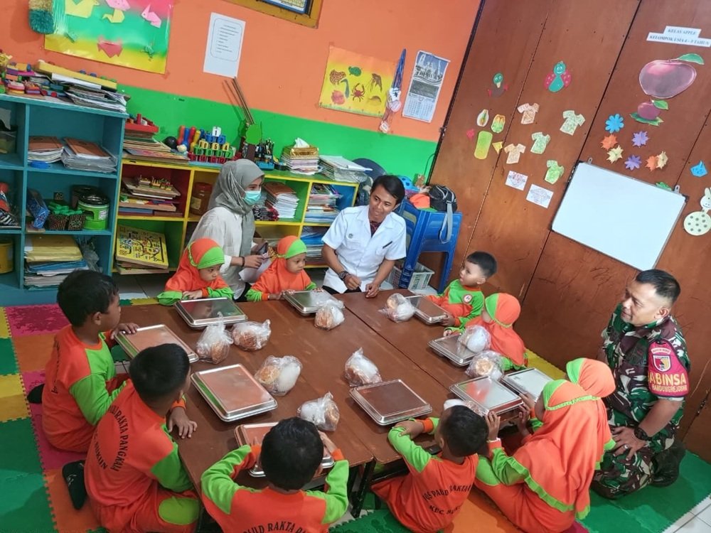 Babinsa Bandungrejosari Dampingi Distribusi Makanan Bergizi Gratis di Sekolah