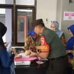 Wujud Kepedulian TNI, Serda Putu Angga Dampingi Pemeriksaan Kesehatan Warga dan Balita