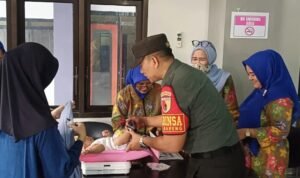 Babinsa Bareng (2) Wujud Kepedulian TNI, Serda Putu Angga Dampingi Pemeriksaan Kesehatan Warga dan Balita