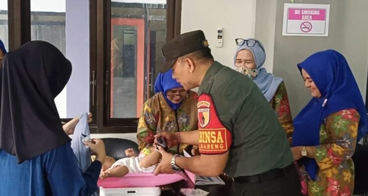 Wujud Kepedulian TNI, Serda Putu Angga Dampingi Pemeriksaan Kesehatan Warga dan Balita