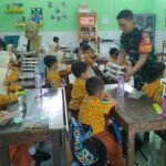 Babinsa Bareng (3) Babinsa Bareng Kawal Penyaluran Makan Bergisi Gratis Tepat Sasaran