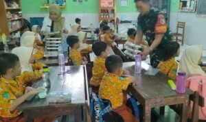 Babinsa Bareng Kawal Penyaluran Makan Bergisi Gratis Tepat Sasaran