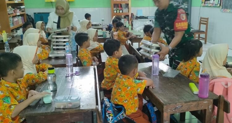 Babinsa Bareng (3) Babinsa Bareng Kawal Penyaluran Makan Bergisi Gratis Tepat Sasaran