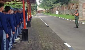 Tumbuhkan Disiplin dan Karakter, Babinsa Blimbing Berikan Pelatihan PBB Siswa SMKN 8 Malang