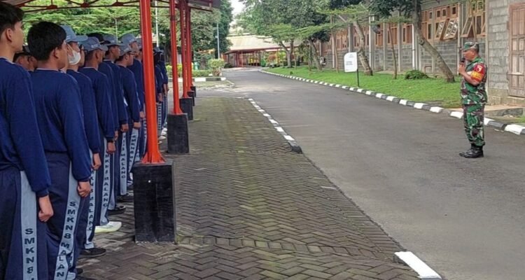 Tumbuhkan Disiplin dan Karakter, Babinsa Blimbing Berikan Pelatihan PBB Siswa SMKN 8 Malang