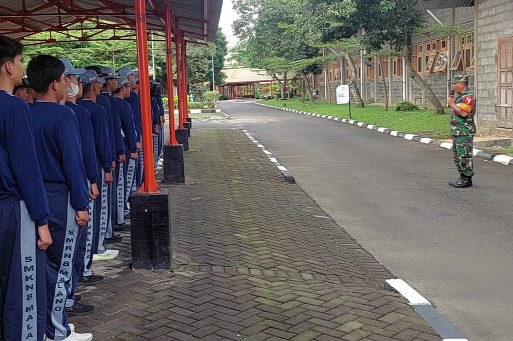 Tumbuhkan Disiplin dan Karakter, Babinsa Blimbing Berikan Pelatihan PBB Siswa SMKN 8 Malang
