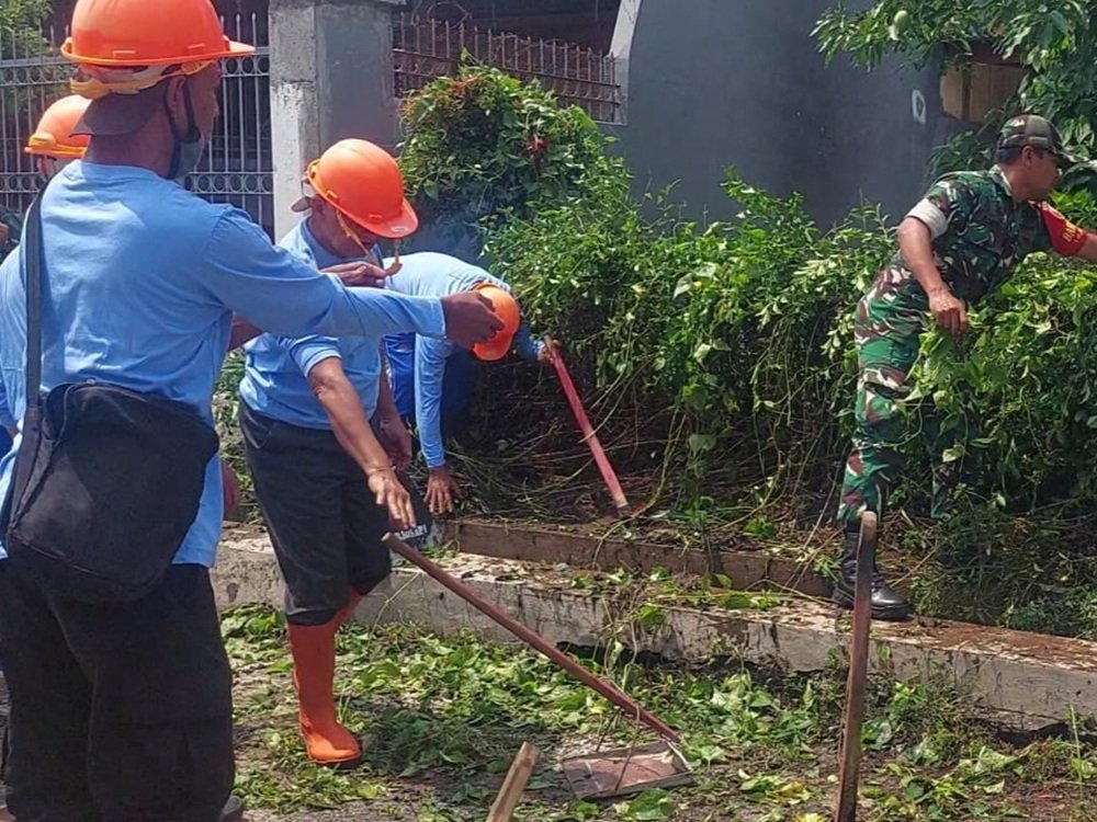 Babinsa Blimbing Bersama Keltang Arjosari Gelar Kerja Bakti Pembersihan Lingkungan