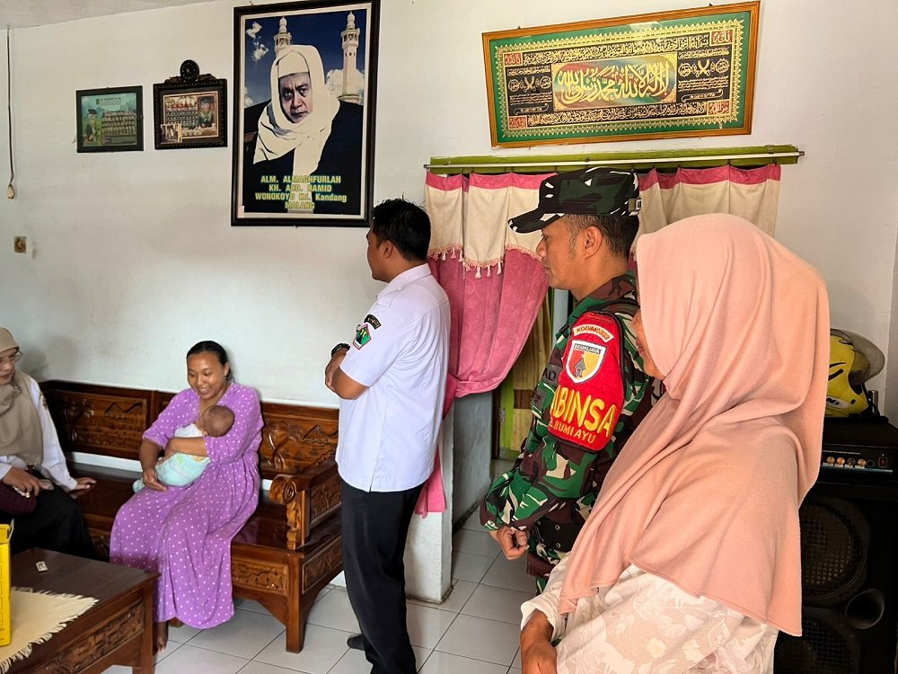 Babinsa Bumiayu Dampingi Tim KB Kesehatan Lakukan Pendataan Keluarga dan Sosialisasi Risiko Stunting